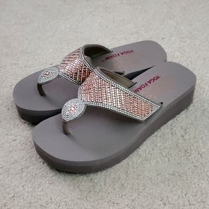 NEW Skechers Cali Sandals Wedge Heel Size 7 Rhinestones Yoga Foam Thong Gray